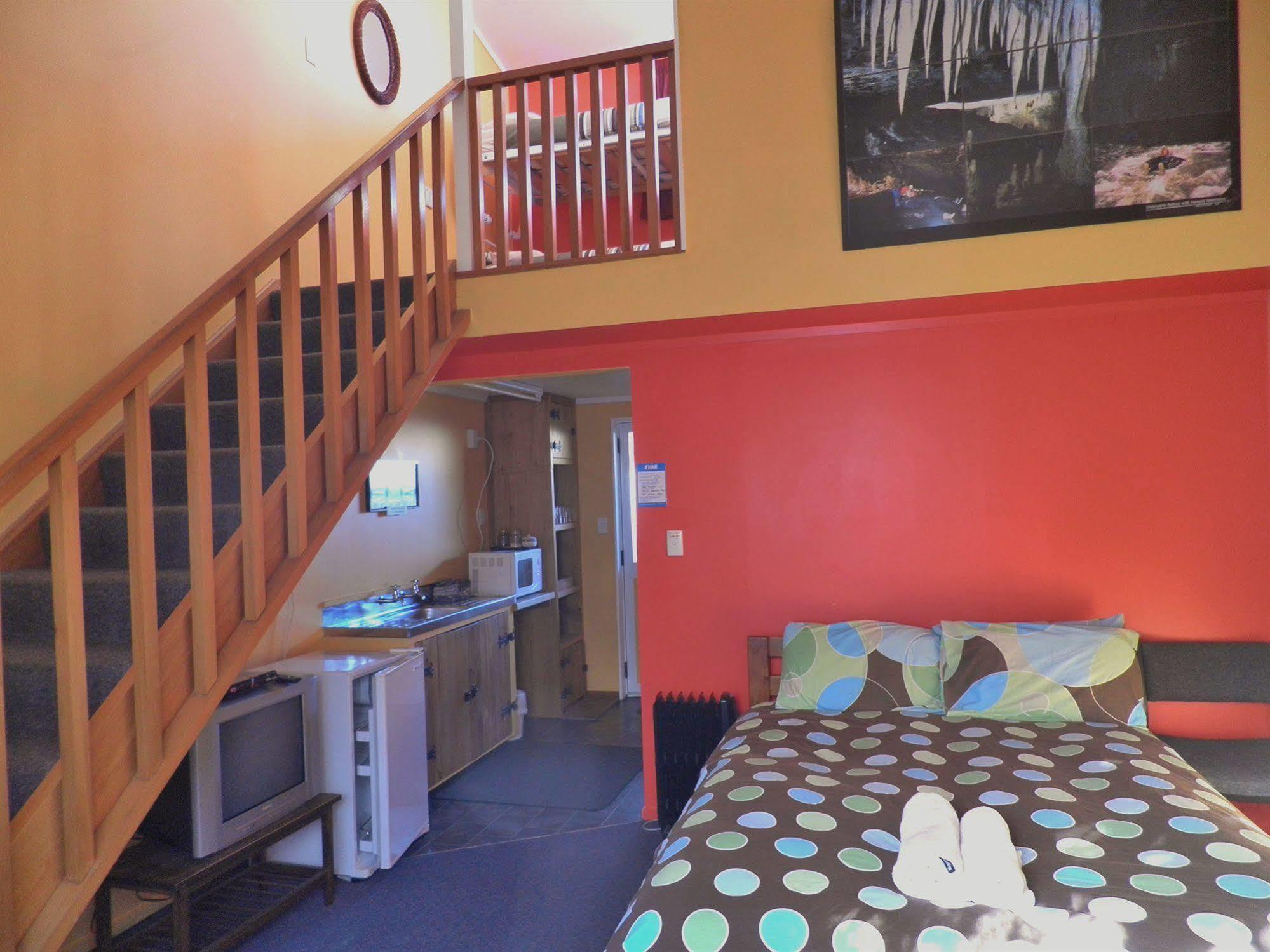 Bazil'S Backpackers Bbh Hostel & Surf School Westport Εξωτερικό φωτογραφία