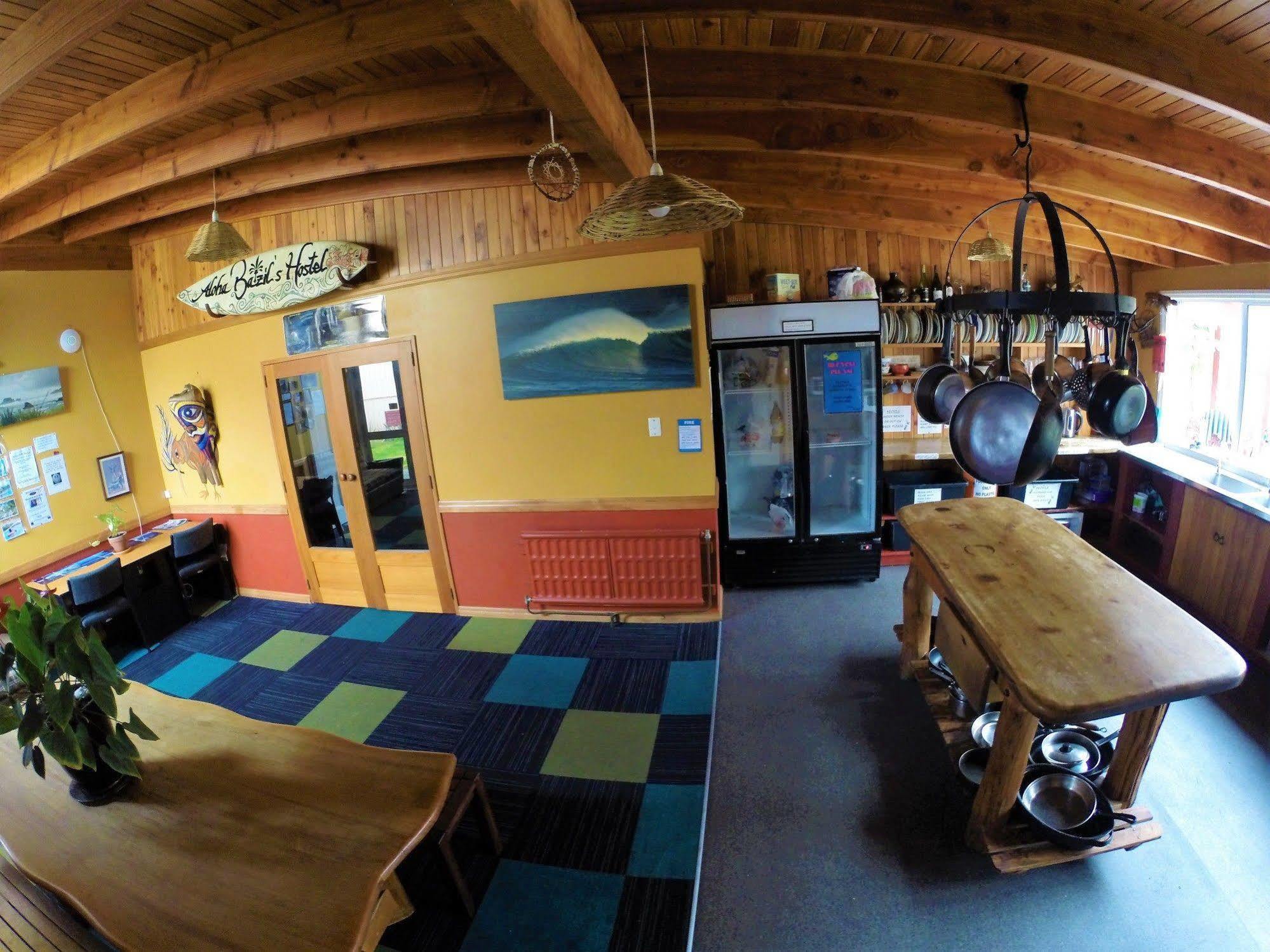 Bazil'S Backpackers Bbh Hostel & Surf School Westport Εξωτερικό φωτογραφία