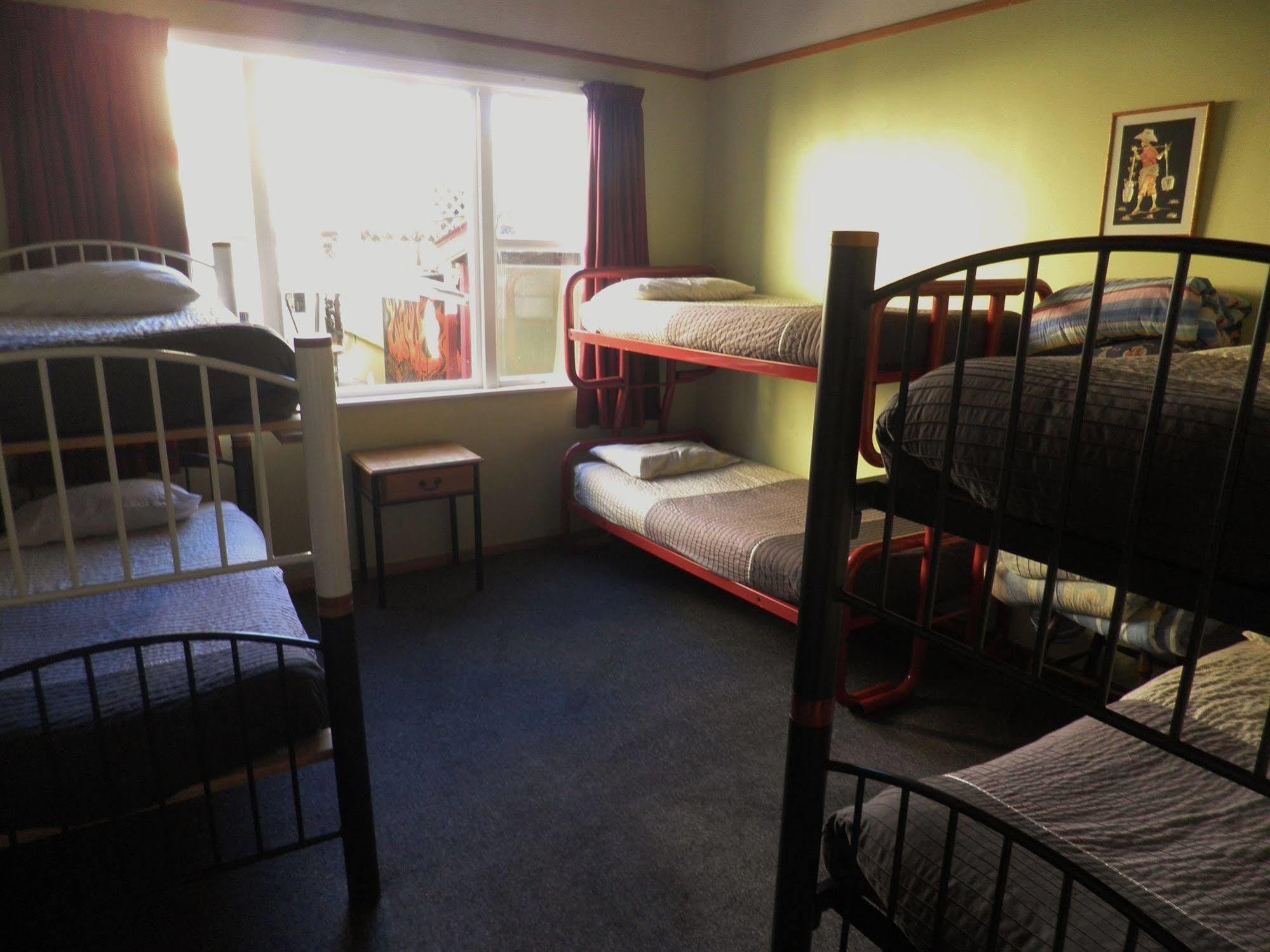 Bazil'S Backpackers Bbh Hostel & Surf School Westport Εξωτερικό φωτογραφία