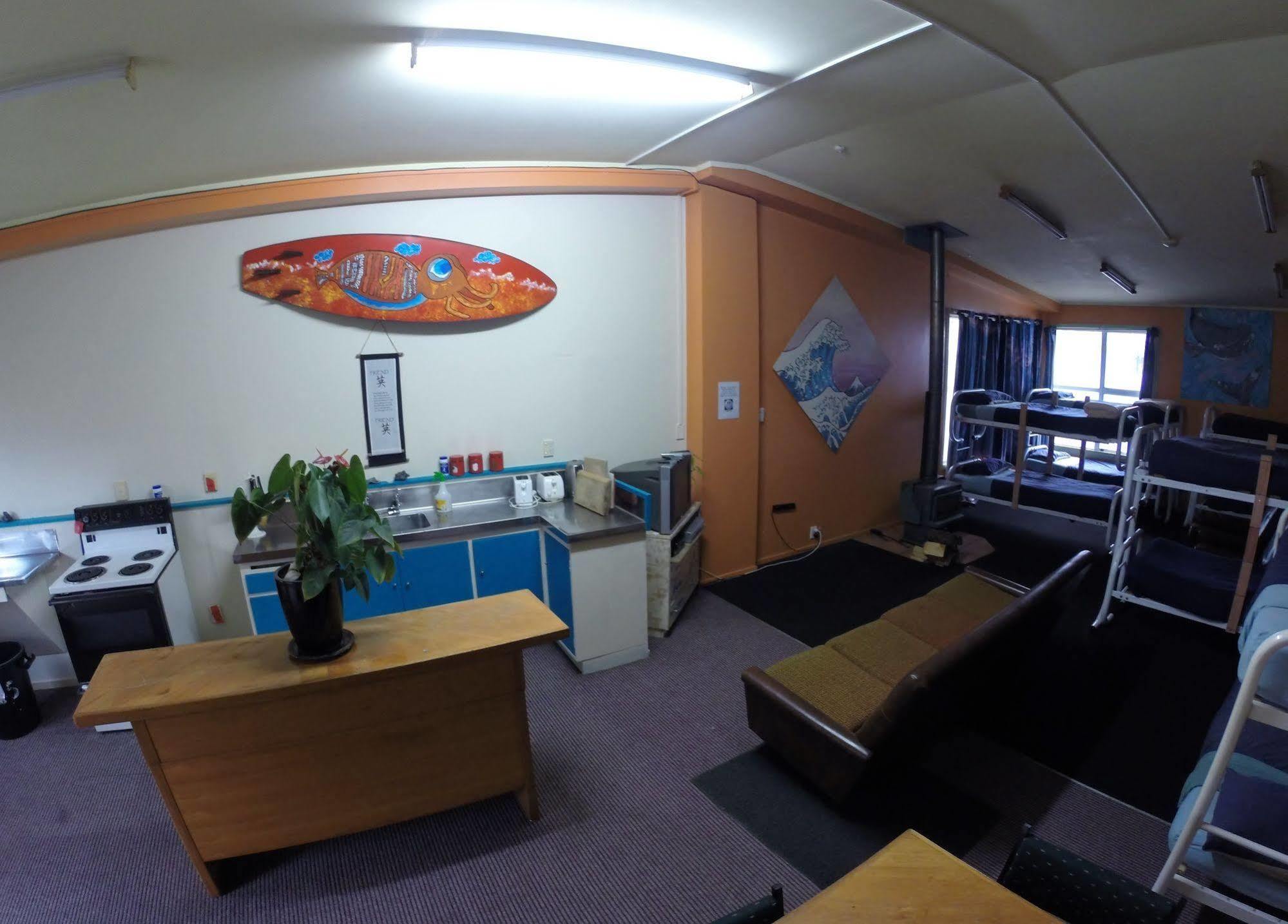 Bazil'S Backpackers Bbh Hostel & Surf School Westport Εξωτερικό φωτογραφία